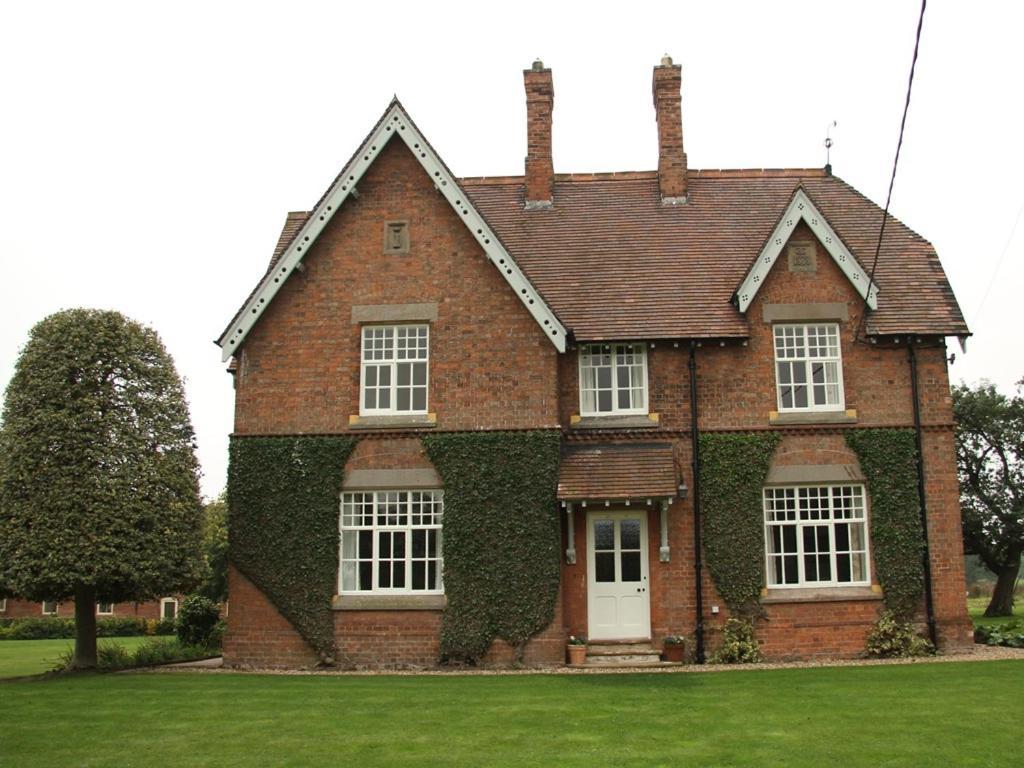 New Hall Farm Ellesmere Port Exterior photo